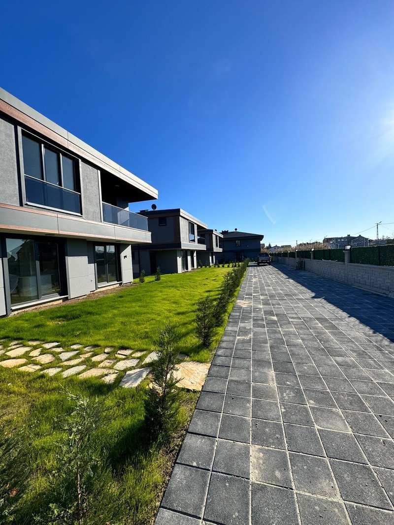 Aydınlık Bahçeli Müstakil Ev — Silivri Çekim Mekanı